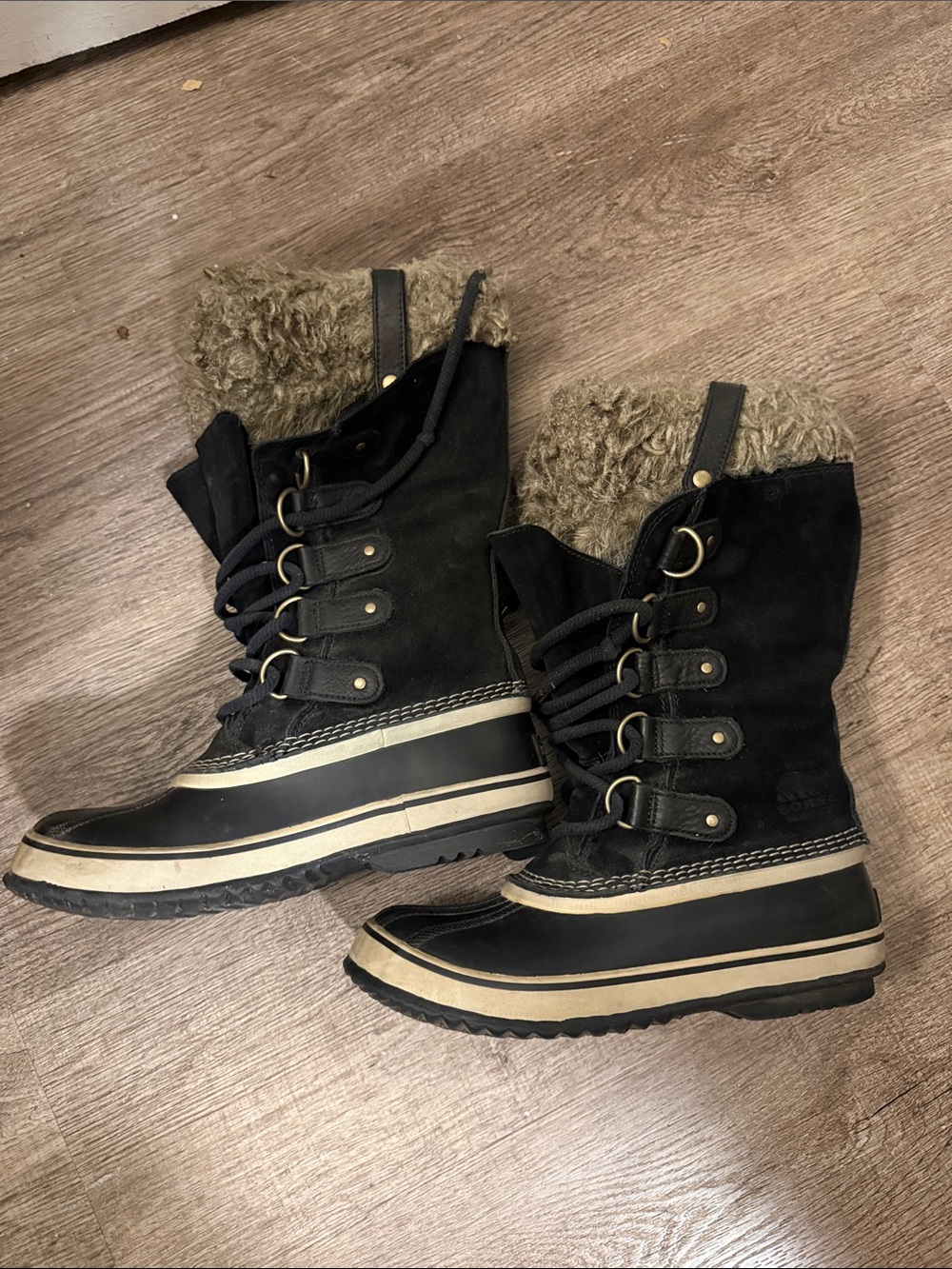 Sorel Black and Tan Women's Lace-Up Winter Boots with Faux-Fur Cuff